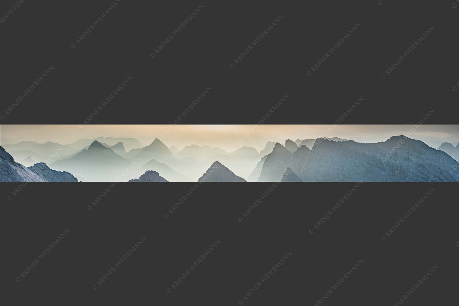 Blick über Moserkarspitze und Lalidererspitze in den Sonnenaufgang - Konturen 8:1  -- Silhouetten im Karwendel - mehr Infos bei www.Kriner-Weiermann.de