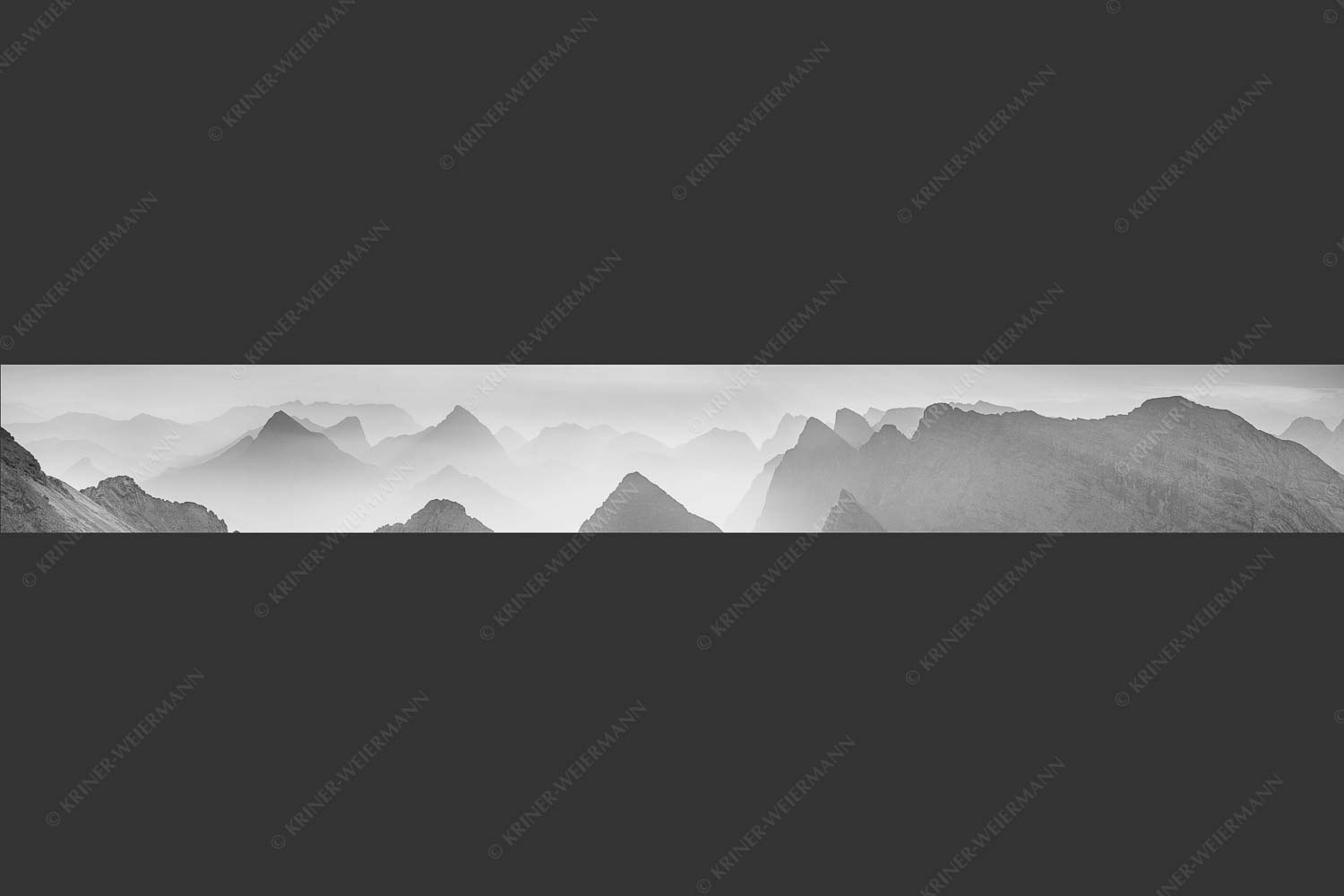 Blick über Moserkarspitze und Lalidererspitze in den Sonnenaufgang - Konturen 8:1 sw -- Silhouetten im Karwendel - mehr Infos bei www.Kriner-Weiermann.de