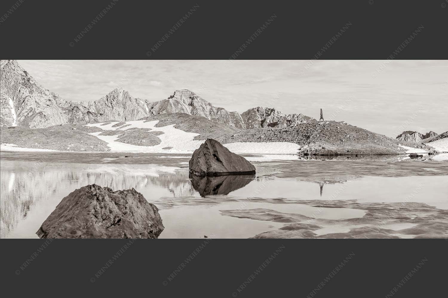 Morgens im Soierngebirge mit Blick zur Schöttlkarspitze - Kraftakt 2,5:1 sepia -- Handstand im Soierngebirge - mehr Infos bei www.Kriner-Weiermann.de
