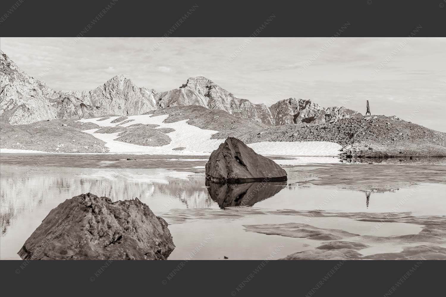 Morgens im Soierngebirge mit Blick zur Schöttlkarspitze - Kraftakt 2:1 sepia -- Handstand im Soierngebirge - mehr Infos bei www.Kriner-Weiermann.de