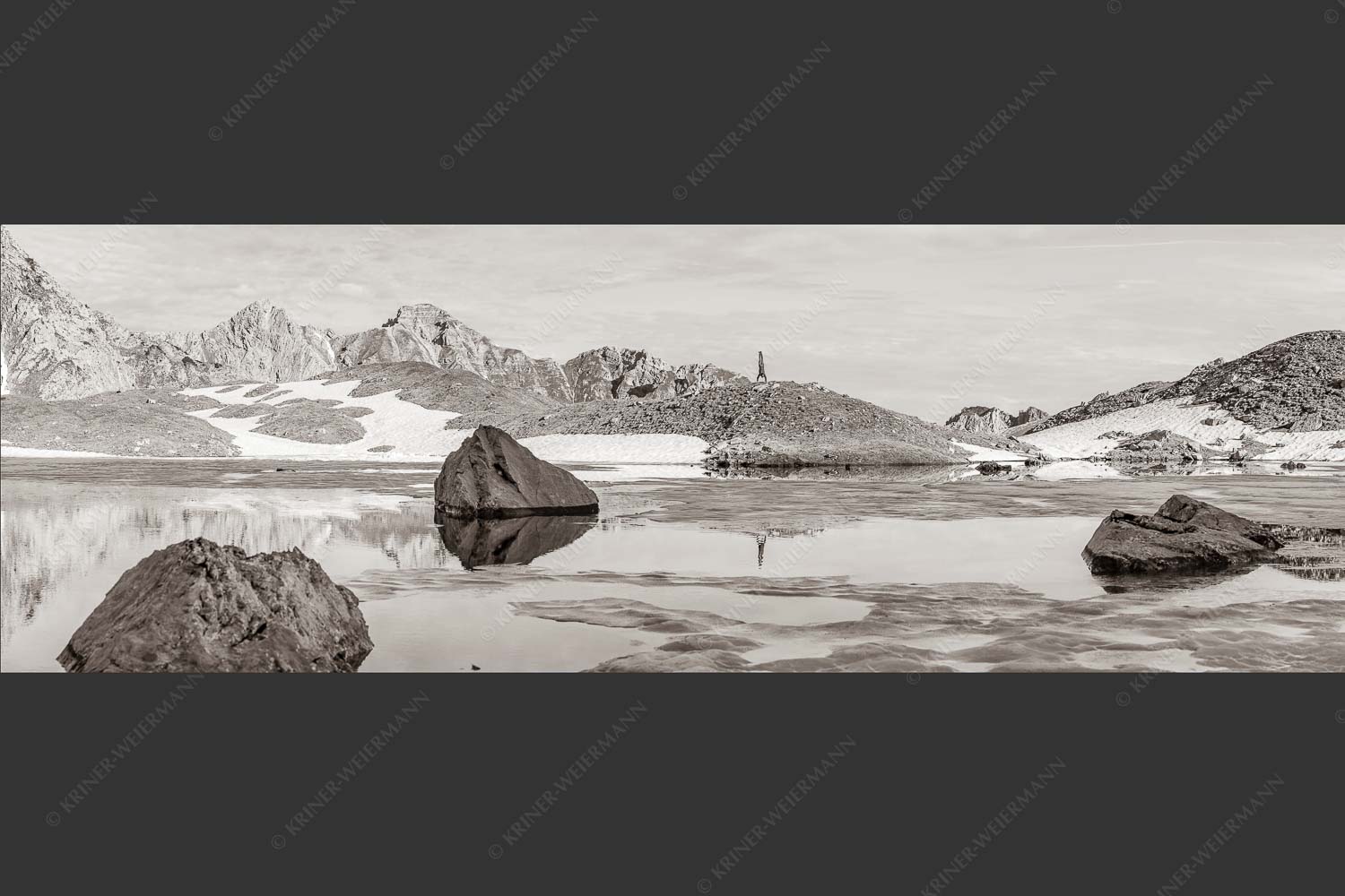 Morgens im Soierngebirge mit Blick zur Schöttlkarspitze - Kraftakt 3:1 sepia -- Handstand im Soierngebirge - mehr Infos bei www.Kriner-Weiermann.de