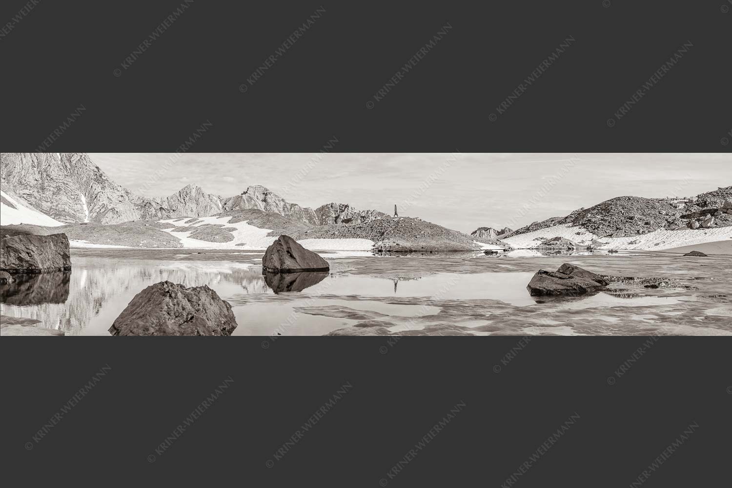 Morgens im Soierngebirge mit Blick zur Schöttlkarspitze - Kraftakt 4:1 sepia -- Handstand im Soierngebirge - mehr Infos bei www.Kriner-Weiermann.de