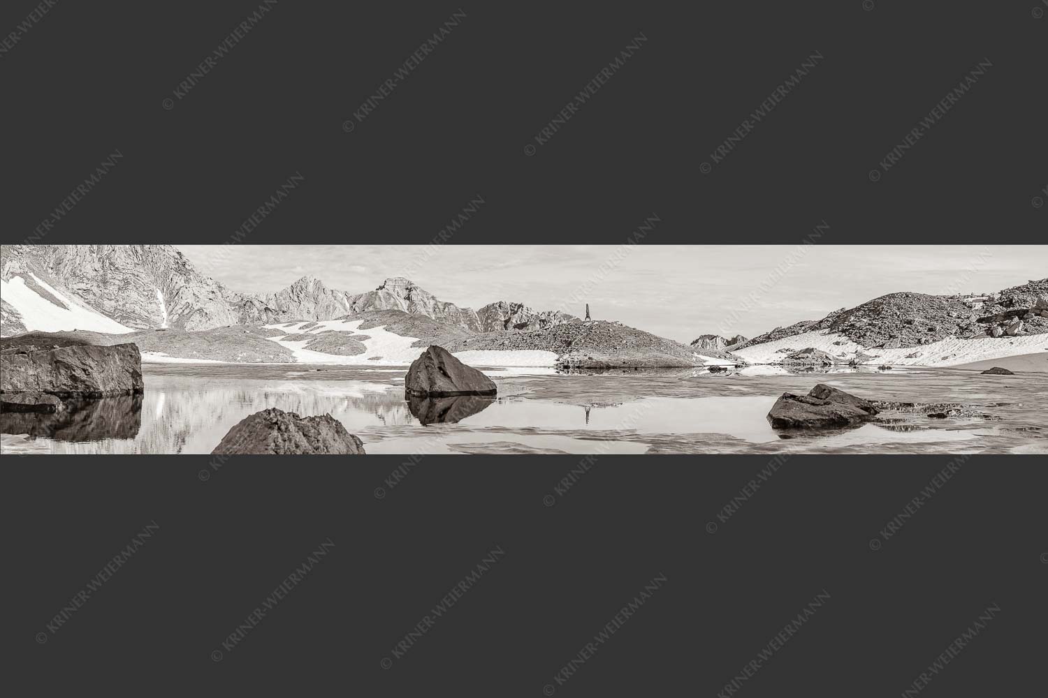 Morgens im Soierngebirge mit Blick zur Schöttlkarspitze - Kraftakt 5:1 sepia -- Handstand im Soierngebirge - mehr Infos bei www.Kriner-Weiermann.de