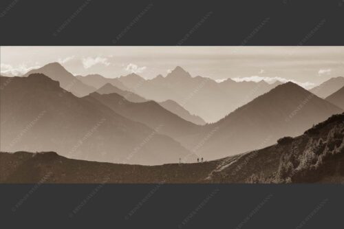 Eine Wanderung im Estergebirge mit Blick über Ammergebirge zu den Allgäuer Alpen - Kraftort II 2,5:1 sepia -- Wanderung mit Panorama - mehr Infos bei www.Kriner-Weiermann.de