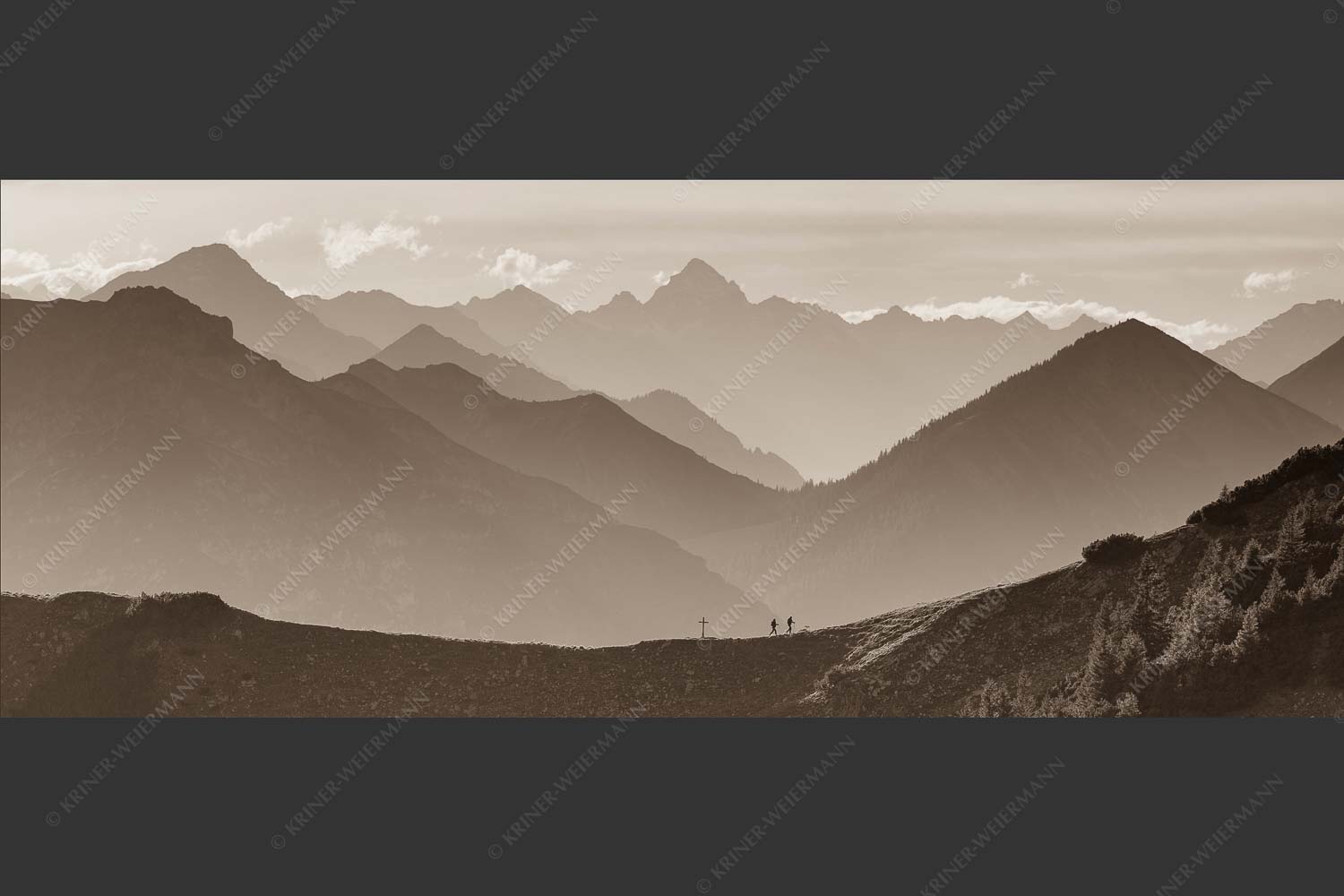 Eine Wanderung im Estergebirge mit Blick über Ammergebirge zu den Allgäuer Alpen - Kraftort II 2,5:1 sepia -- Wanderung mit Panorama - mehr Infos bei www.Kriner-Weiermann.de