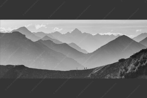 Eine Wanderung im Estergebirge mit Blick über Ammergebirge zu den Allgäuer Alpen - Kraftort II 2,5:1 sw -- Wanderung mit Panorama - mehr Infos bei www.Kriner-Weiermann.de