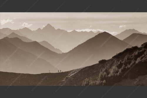 Eine Wanderung im Estergebirge mit Blick über Ammergebirge zu den Allgäuer Alpen - Kraftort II 2:1 sepia -- Wanderung mit Panorama - mehr Infos bei www.Kriner-Weiermann.de