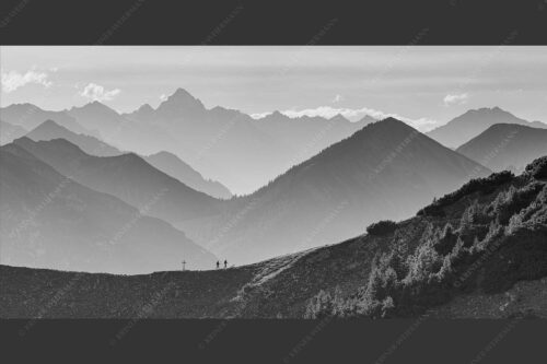Eine Wanderung im Estergebirge mit Blick über Ammergebirge zu den Allgäuer Alpen - Kraftort II 2:1 sw -- Wanderung mit Panorama - mehr Infos bei www.Kriner-Weiermann.de