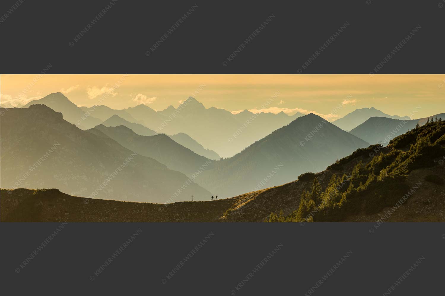 Eine Wanderung im Estergebirge mit Blick über Ammergebirge zu den Allgäuer Alpen - Kraftort II 3:1 -- Wanderung mit Panorama - mehr Infos bei www.Kriner-Weiermann.de