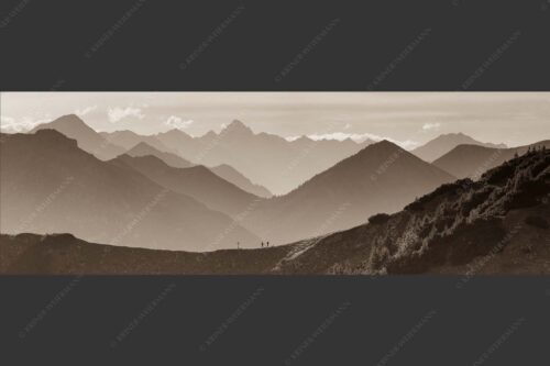 Eine Wanderung im Estergebirge mit Blick über Ammergebirge zu den Allgäuer Alpen - Kraftort II 3:1 sepia -- Wanderung mit Panorama - mehr Infos bei www.Kriner-Weiermann.de
