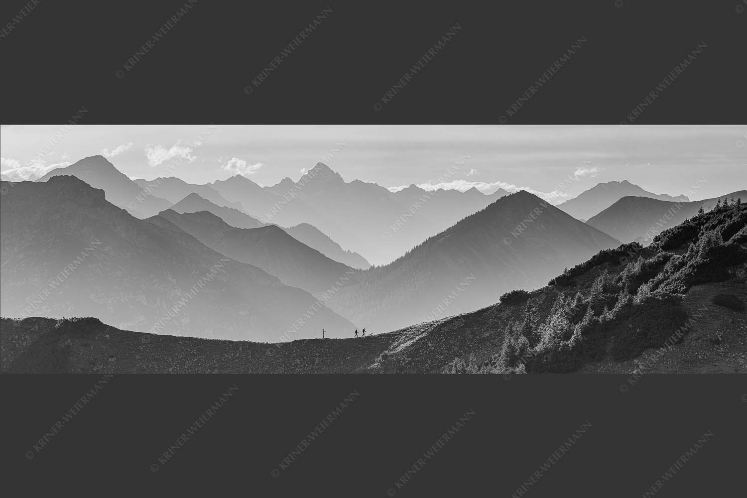 Eine Wanderung im Estergebirge mit Blick über Ammergebirge zu den Allgäuer Alpen - Kraftort II 3:1 sw -- Wanderung mit Panorama - mehr Infos bei www.Kriner-Weiermann.de