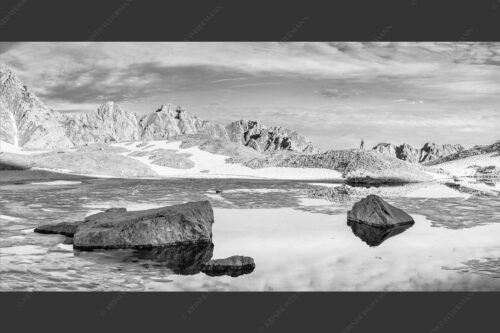 Morgens im Soierngebirge mit Blick zur Schöttlkarspitze - Lach mal wieder 2:1 sw -- Soiernlache mit Schöttlkarspitze - mehr Infos bei www.Kriner-Weiermann.de