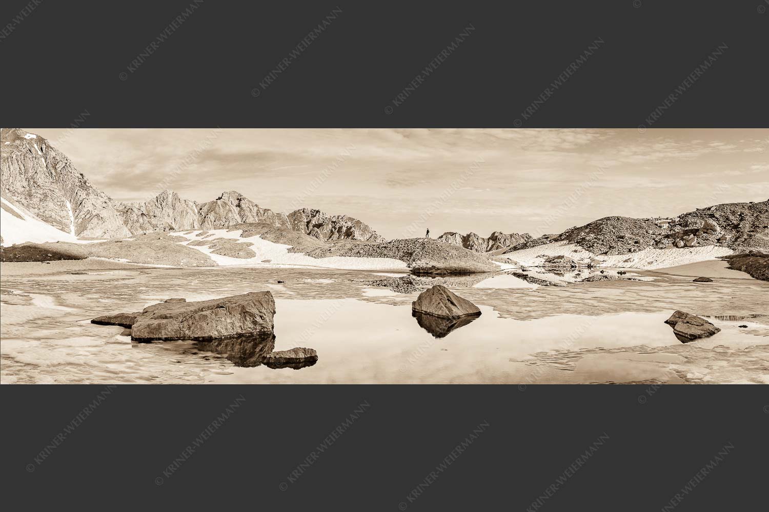 Morgens im Soierngebirge mit Blick zur Schöttlkarspitze - Lach mal wieder 3:1 sepia -- Soiernlache mit Schöttlkarspitze - mehr Infos bei www.Kriner-Weiermann.de