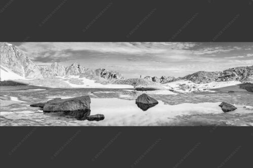 Morgens im Soierngebirge mit Blick zur Schöttlkarspitze - Lach mal wieder 3:1 sw -- Soiernlache mit Schöttlkarspitze - mehr Infos bei www.Kriner-Weiermann.de