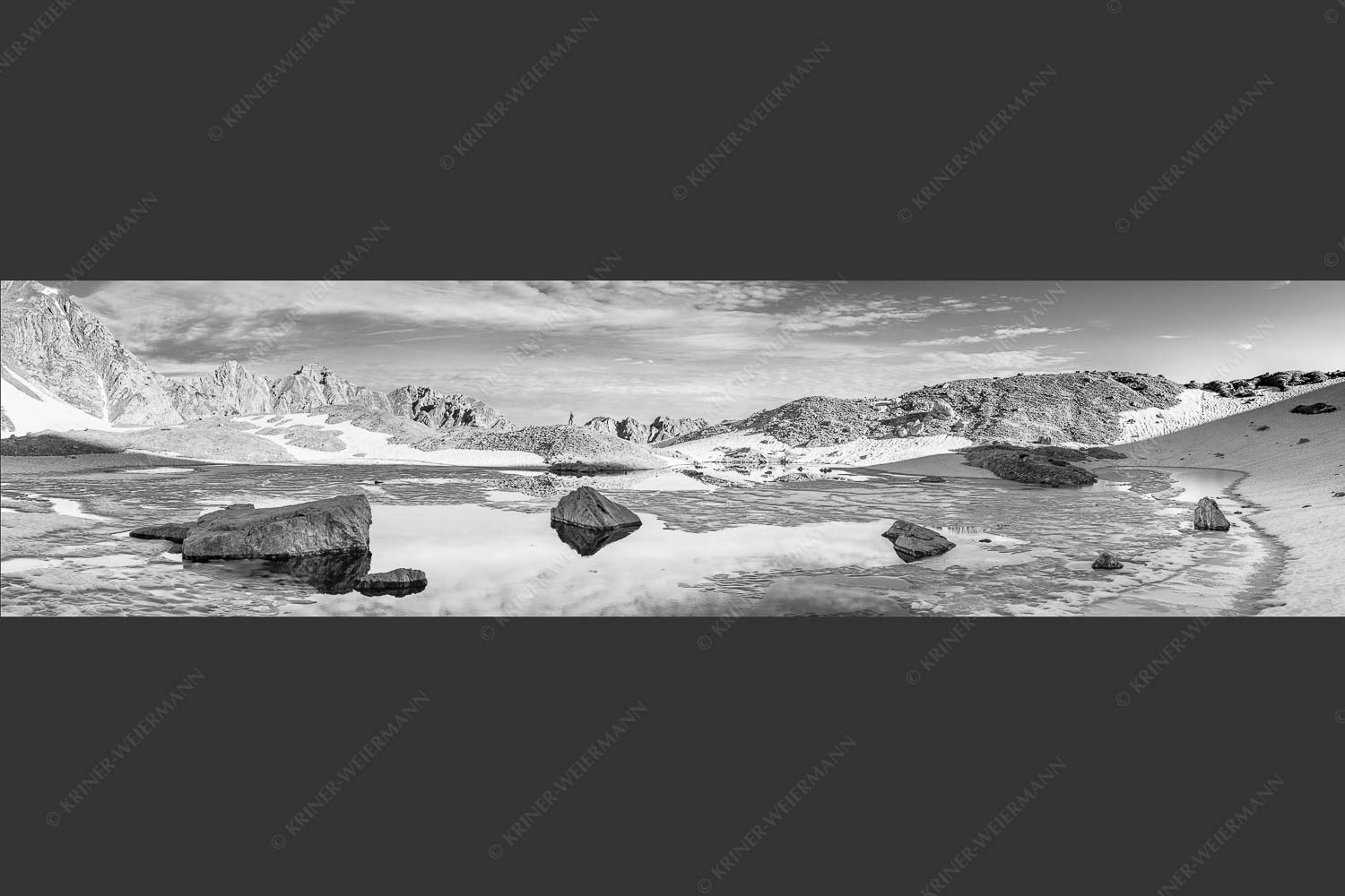 Morgens im Soierngebirge mit Blick zur Schöttlkarspitze - Lach mal wieder 4:1 sw -- Soiernlache mit Schöttlkarspitze - mehr Infos bei www.Kriner-Weiermann.de