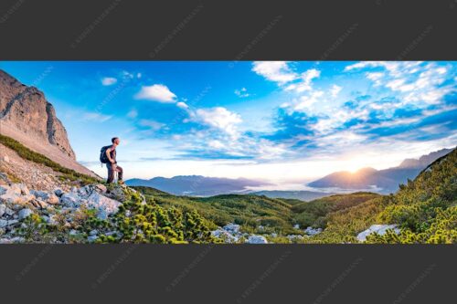 Blick vom Wetterstein über das Obere Isartal in den Sonnenaufgang am Soierngebirge - Latschenmeer 2,5:1  -- Wanderer im Wettersteingebirge - mehr Infos bei www.Kriner-Weiermann.de