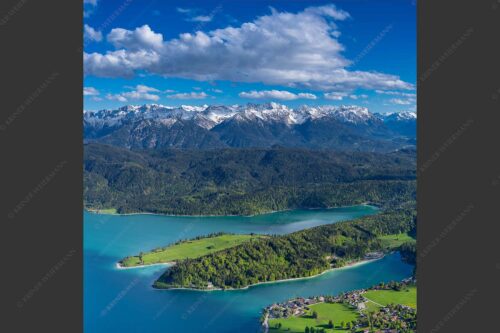 Im Frühling fasziniert der Kontrast zwischen Schnee in den Bergen und dem frischen Grün im Tal - Lebenskraft 1:1  -- Walchensee mit Karwendel - mehr Infos bei www.Kriner-Weiermann.de