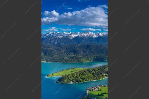 Im Frühling fasziniert der Kontrast zwischen Schnee in den Bergen und dem frischen Grün im Tal - Lebenskraft 2:3  -- Walchensee mit Karwendel - mehr Infos bei www.Kriner-Weiermann.de