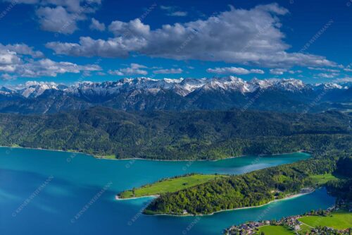 Im Frühling fasziniert der Kontrast zwischen Schnee in den Bergen und dem frischen Grün im Tal - Lebenskraft 3:2  -- Walchensee mit Karwendel - mehr Infos bei www.Kriner-Weiermann.de