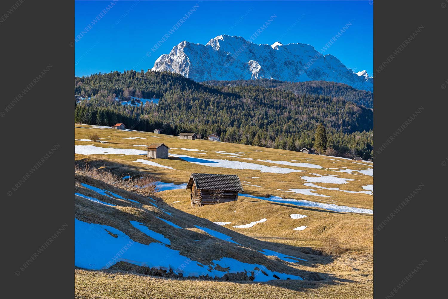 Blick über Buckelwiesen zu den Arnspitzen und Wettersteingebirge - Letzte Reste 1:1 -- Heustadel mit Wettersteingebirge - mehr Infos bei www.Kriner-Weiermann.de