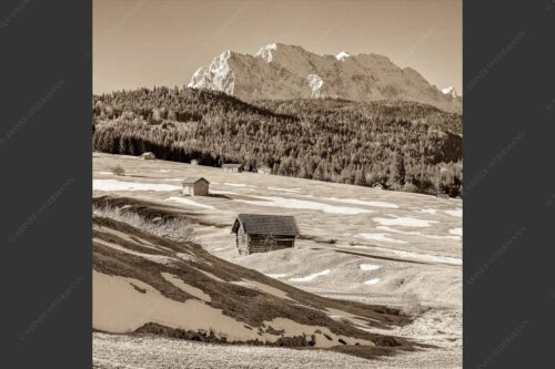 Blick über Buckelwiesen zu den Arnspitzen und Wettersteingebirge - Letzte Reste 1:1 sepia -- Heustadel mit Wettersteingebirge - mehr Infos bei www.Kriner-Weiermann.de
