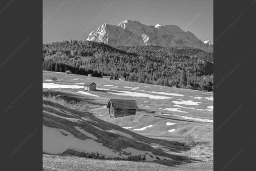 Blick über Buckelwiesen zu den Arnspitzen und Wettersteingebirge - Letzte Reste 1:1 sw -- Heustadel mit Wettersteingebirge - mehr Infos bei www.Kriner-Weiermann.de