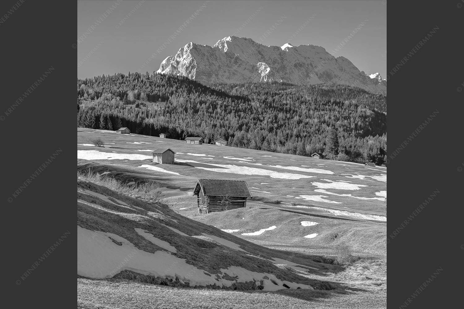 Blick über Buckelwiesen zu den Arnspitzen und Wettersteingebirge - Letzte Reste 1:1 sw -- Heustadel mit Wettersteingebirge - mehr Infos bei www.Kriner-Weiermann.de