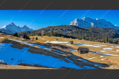 Blick über Buckelwiesen zu den Arnspitzen und Wettersteingebirge - Letzte Reste 2:1  -- Heustadel mit Wettersteingebirge - mehr Infos bei www.Kriner-Weiermann.de