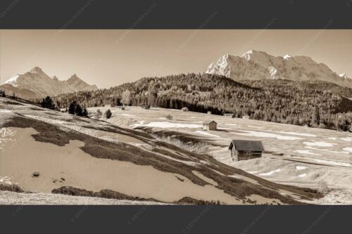 Blick über Buckelwiesen zu den Arnspitzen und Wettersteingebirge - Letzte Reste 2:1 sepia -- Heustadel mit Wettersteingebirge - mehr Infos bei www.Kriner-Weiermann.de