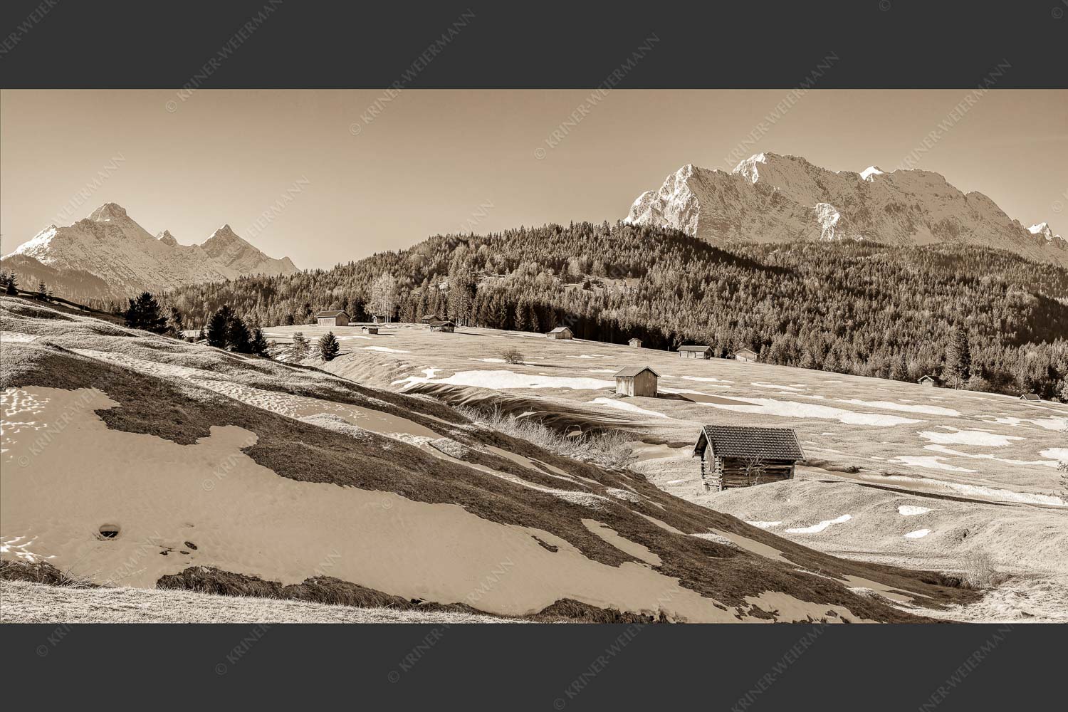 Blick über Buckelwiesen zu den Arnspitzen und Wettersteingebirge - Letzte Reste 2:1 sepia -- Heustadel mit Wettersteingebirge - mehr Infos bei www.Kriner-Weiermann.de