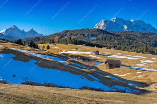Blick über Buckelwiesen zu den Arnspitzen und Wettersteingebirge - Letzte Reste 3:2  -- Heustadel mit Wettersteingebirge - mehr Infos bei www.Kriner-Weiermann.de
