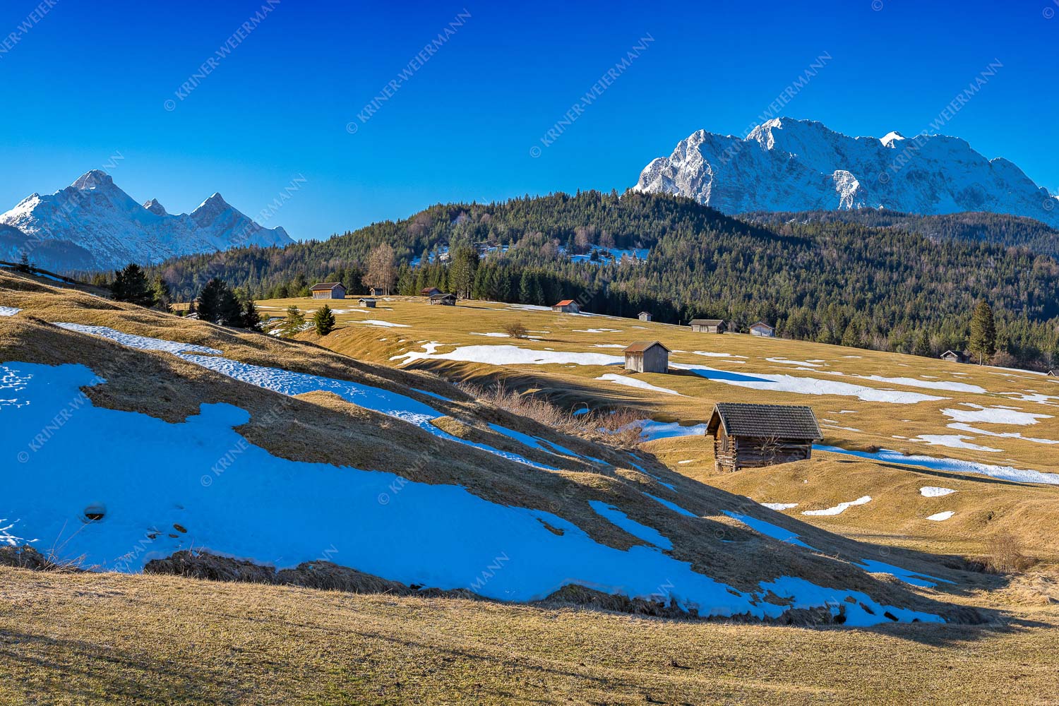 Blick über Buckelwiesen zu den Arnspitzen und Wettersteingebirge - Letzte Reste 3:2 -- Heustadel mit Wettersteingebirge - mehr Infos bei www.Kriner-Weiermann.de