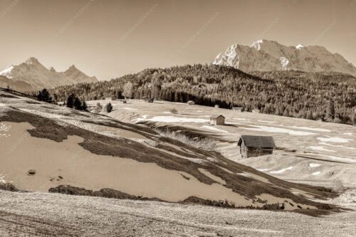 Blick über Buckelwiesen zu den Arnspitzen und Wettersteingebirge - Letzte Reste 3:2 sepia -- Heustadel mit Wettersteingebirge - mehr Infos bei www.Kriner-Weiermann.de