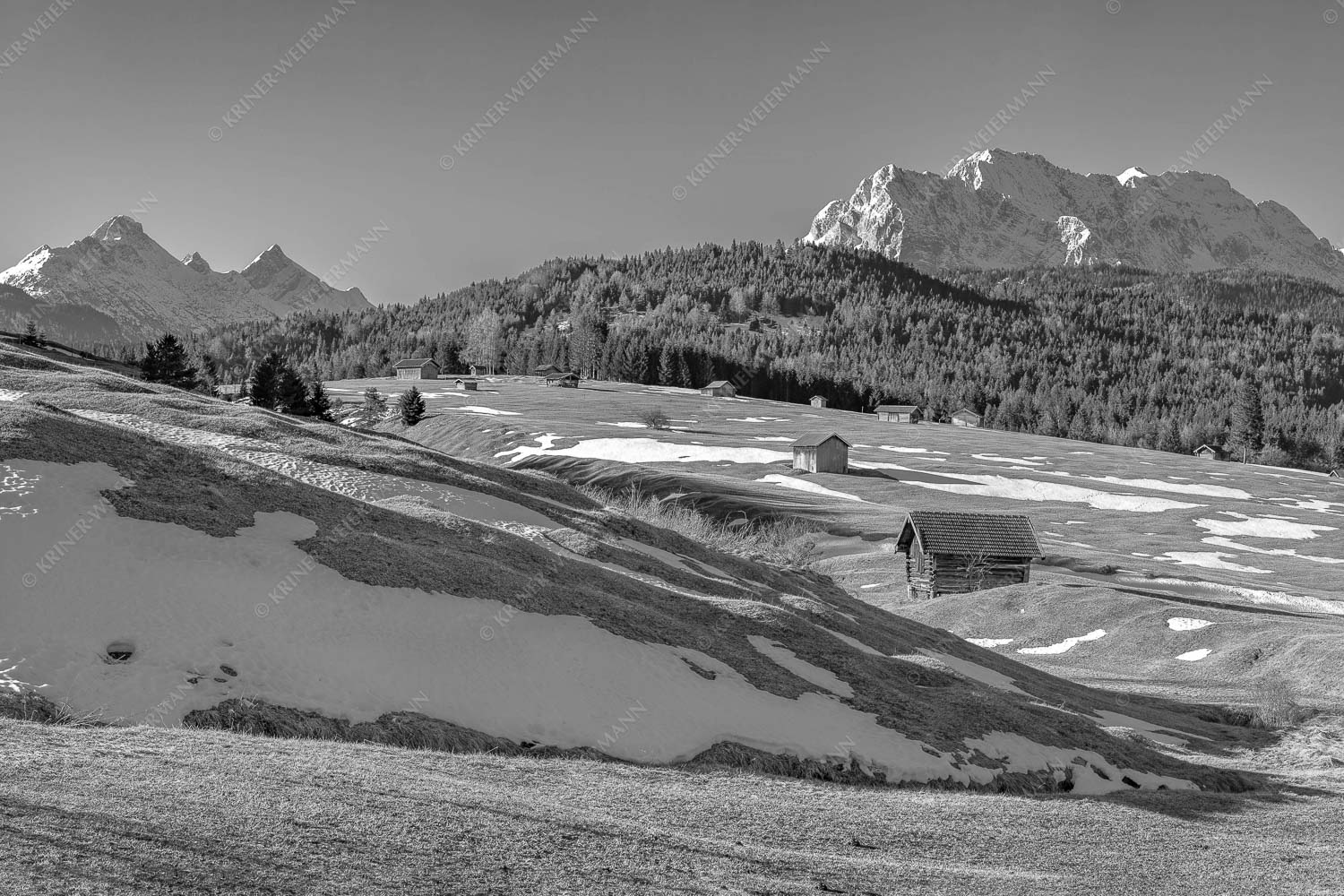 Blick über Buckelwiesen zu den Arnspitzen und Wettersteingebirge - Letzte Reste 3:2 sw -- Heustadel mit Wettersteingebirge - mehr Infos bei www.Kriner-Weiermann.de