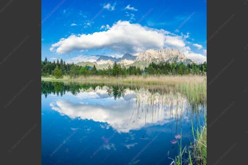 Blick über Luttensee zum Karwendelgebirge - Luttensee Karwendel II 1:1  -- Spiegelung im See - mehr Infos bei www.Kriner-Weiermann.de