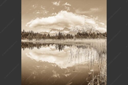 Blick über Luttensee zum Karwendelgebirge - Luttensee Karwendel II 1:1 sepia -- Spiegelung im See - mehr Infos bei www.Kriner-Weiermann.de