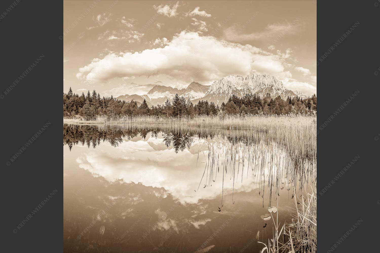 Blick über Luttensee zum Karwendelgebirge - Luttensee Karwendel II 1:1 sepia -- Spiegelung im See - mehr Infos bei www.Kriner-Weiermann.de
