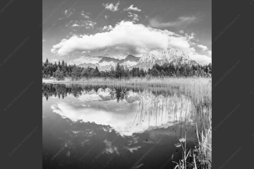 Blick über Luttensee zum Karwendelgebirge - Luttensee Karwendel II 1:1 sw -- Spiegelung im See - mehr Infos bei www.Kriner-Weiermann.de