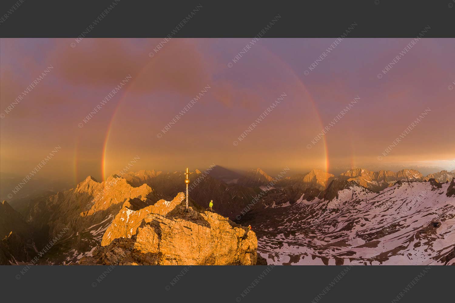 Kletterer am Zugspitzgipfel. Blick über Gipfel und Jubiläumsgrat zur Alpspitze - Magisch 2:1 -- Klettern Zugspitze Regenbogen - mehr Infos bei www.Kriner-Weiermann.de