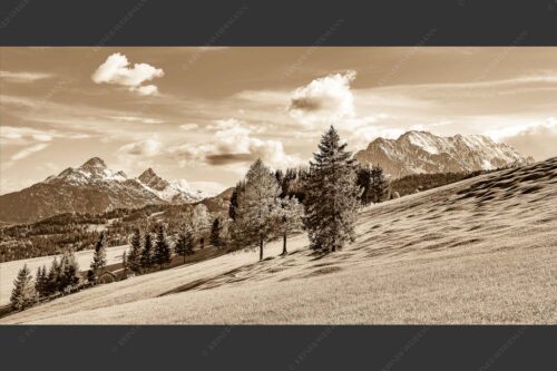 Blick über Buckelwiesen zu den Arnspitzen und Wettersteingebirge - Malerisch 2:1 sepia -- Buckelwiese Arnspitze und Wetterstein - mehr Infos bei www.Kriner-Weiermann.de