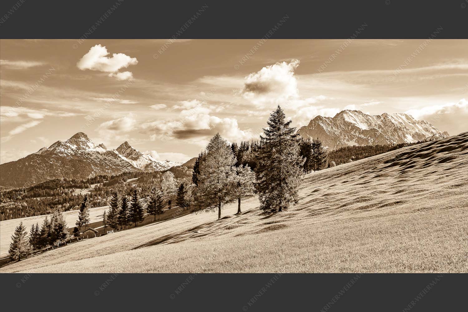 Blick über Buckelwiesen zu den Arnspitzen und Wettersteingebirge - Malerisch 2:1 sepia -- Buckelwiese Arnspitze und Wetterstein - mehr Infos bei www.Kriner-Weiermann.de
