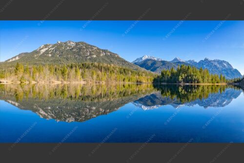 Blick über Isarstausee ins Karwendelgebirge - Milder Februar 2:1  -- Isarstausee Soierngebirge und Karwendel - mehr Infos bei www.Kriner-Weiermann.de