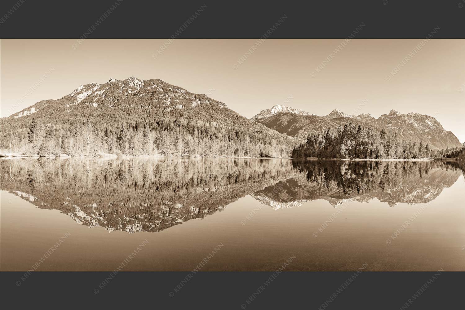 Blick über Isarstausee ins Karwendelgebirge - Milder Februar 2:1 sepia -- Isarstausee Soierngebirge und Karwendel - mehr Infos bei www.Kriner-Weiermann.de
