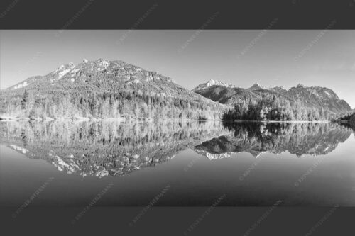 Blick über Isarstausee ins Karwendelgebirge - Milder Februar 2:1 sw -- Isarstausee Soierngebirge und Karwendel - mehr Infos bei www.Kriner-Weiermann.de