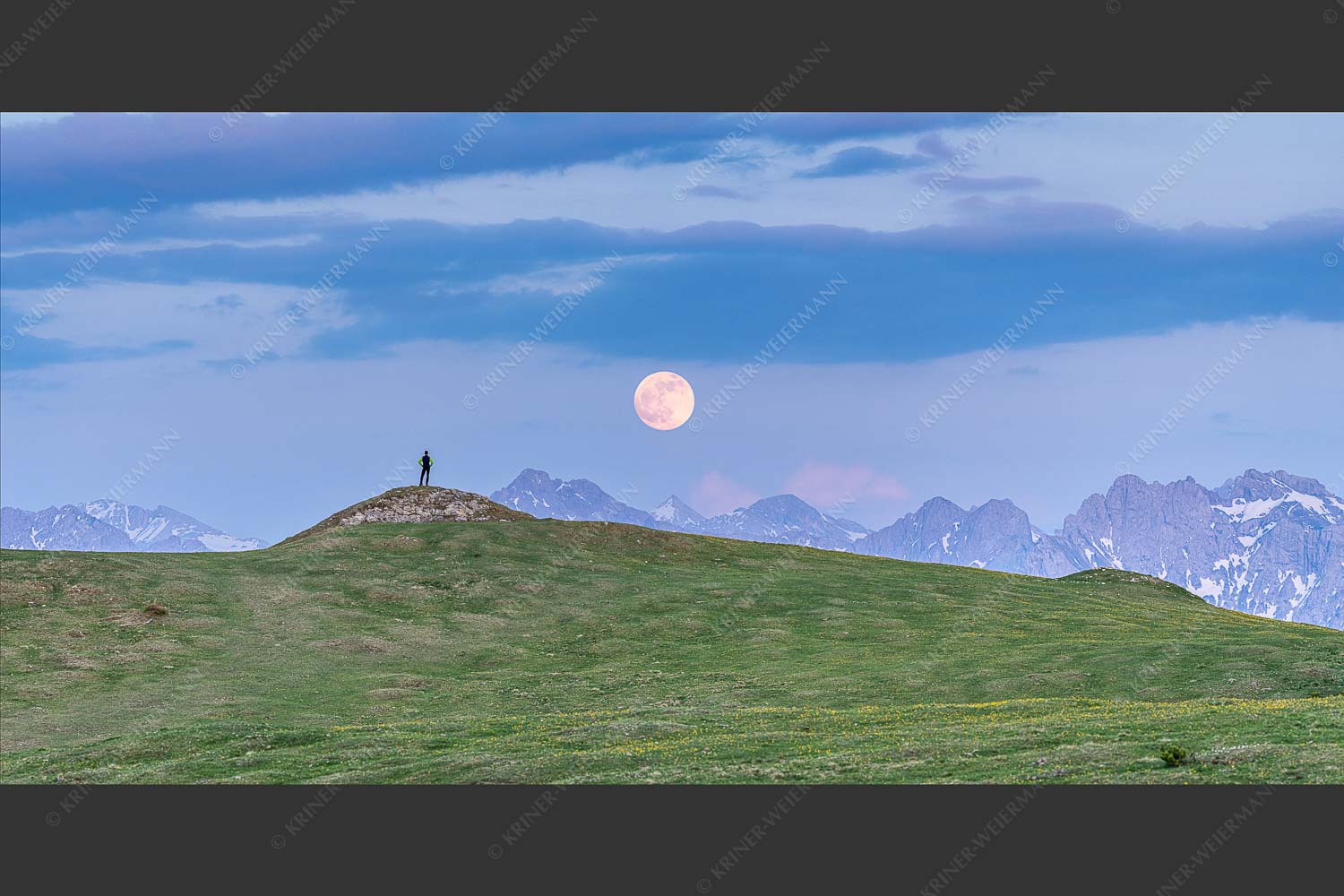 Blick vom Wank im Estergebirge zum Vollmondaufgang über Karwendelgebirge - Mondfieber 2:1 -- Vollmond über Karwendel - mehr Infos bei www.Kriner-Weiermann.de
