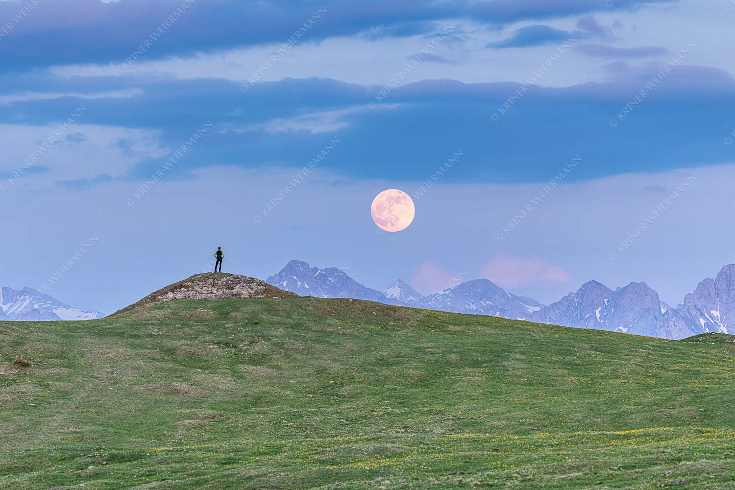 Blick vom Wank im Estergebirge zum Vollmondaufgang über Karwendelgebirge - Mondfieber 3:2 -- Vollmond über Karwendel - mehr Infos bei www.Kriner-Weiermann.de