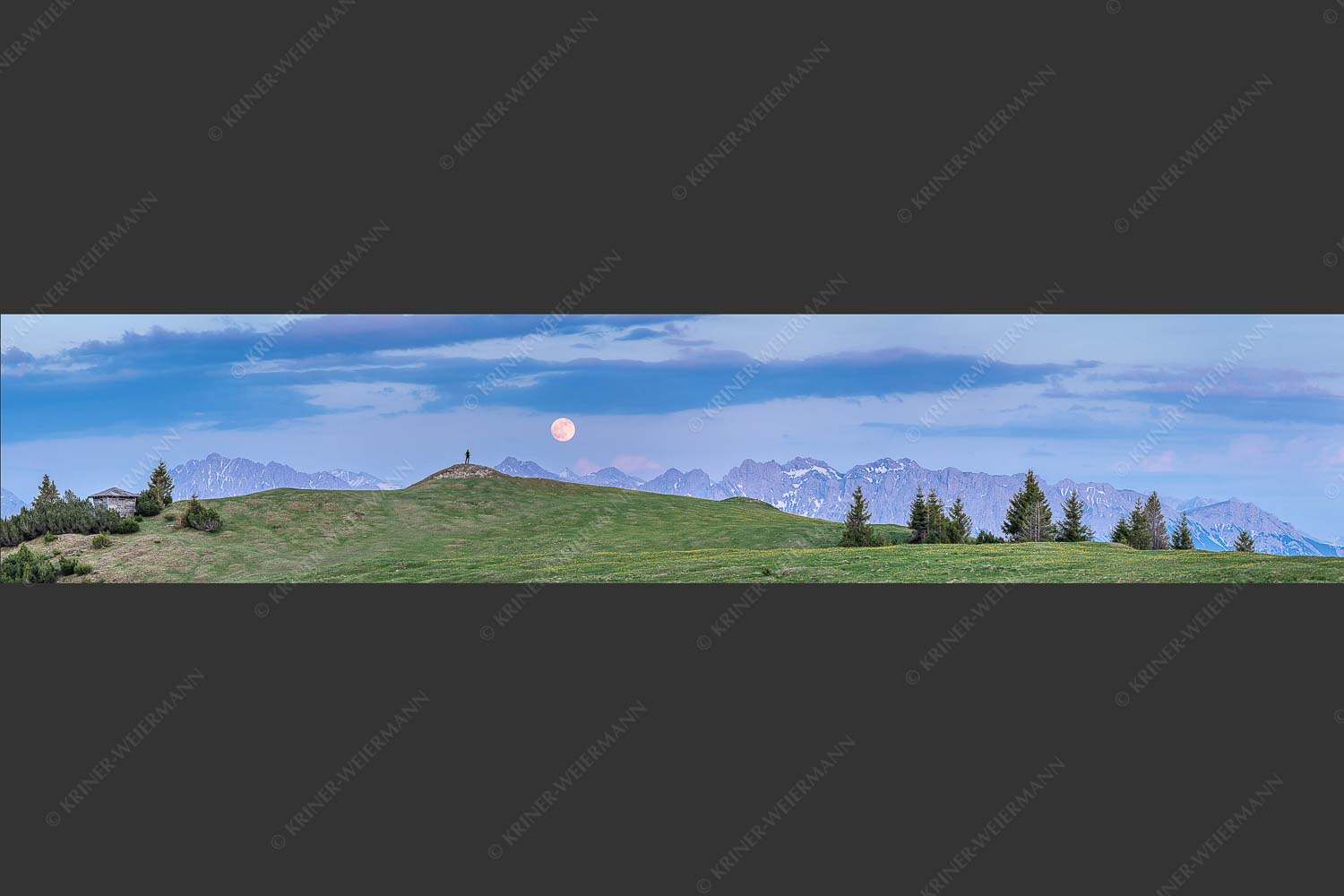 Blick vom Wank im Estergebirge zum Vollmondaufgang über Karwendelgebirge - Mondfieber 5:1 -- Vollmond über Karwendel - mehr Infos bei www.Kriner-Weiermann.de
