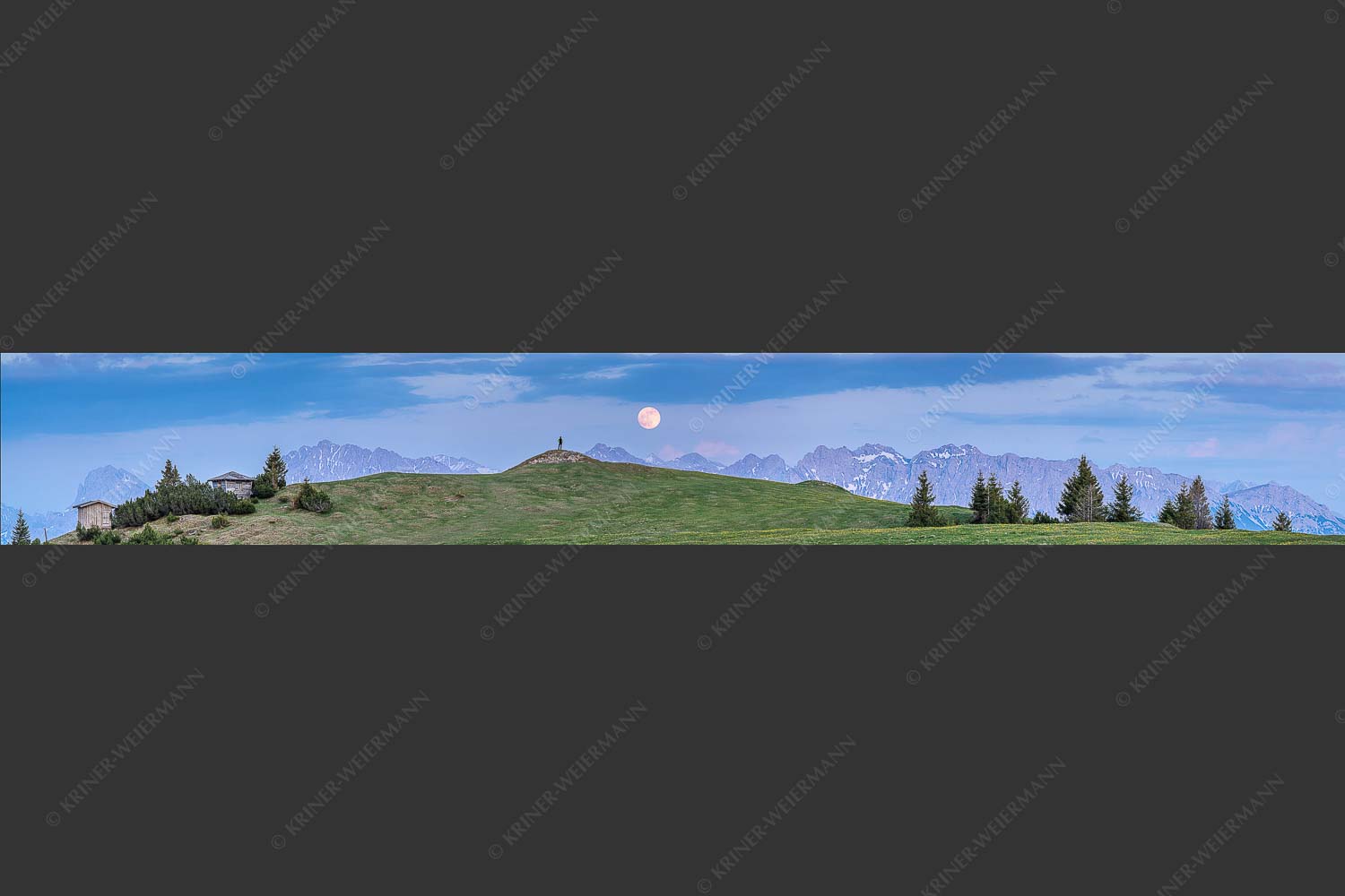 Blick vom Wank im Estergebirge zum Vollmondaufgang über Karwendelgebirge - Mondfieber 7:1 -- Vollmond über Karwendel - mehr Infos bei www.Kriner-Weiermann.de