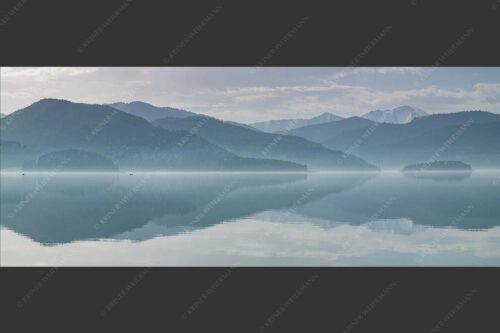 Zu allen Jahreszeiten kann man beeindruckende Stimmungen am Walchensee erleben - Morgenblau 2,5:1  -- Morgenstimmung am Walchensee - mehr Infos bei www.Kriner-Weiermann.de