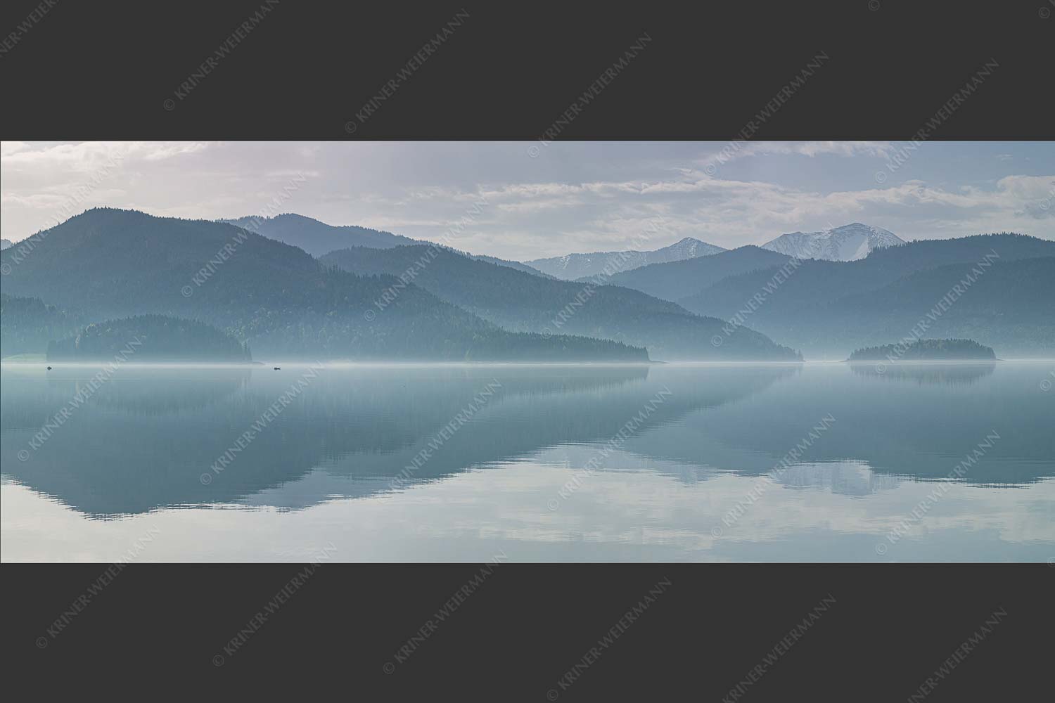 Zu allen Jahreszeiten kann man beeindruckende Stimmungen am Walchensee erleben - Morgenblau 2,5:1 -- Morgenstimmung am Walchensee - mehr Infos bei www.Kriner-Weiermann.de